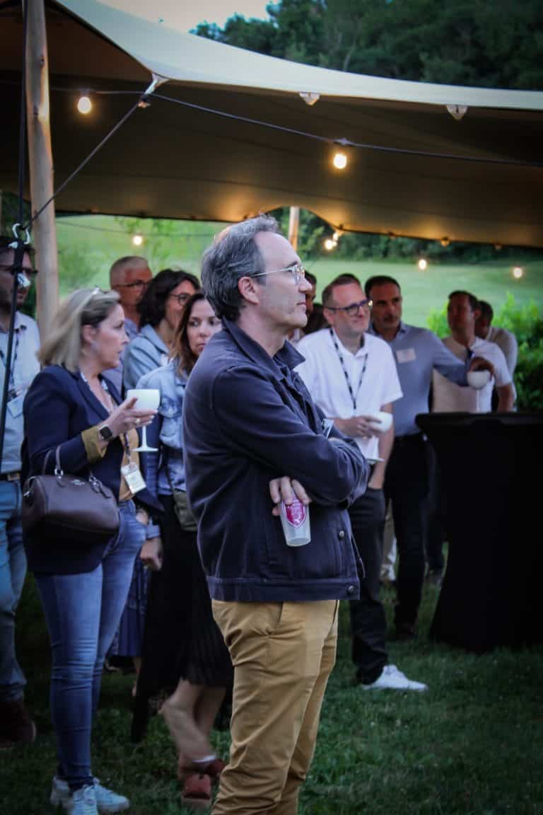 Apéro réseau INITIO en soirée sous tente avec les participants